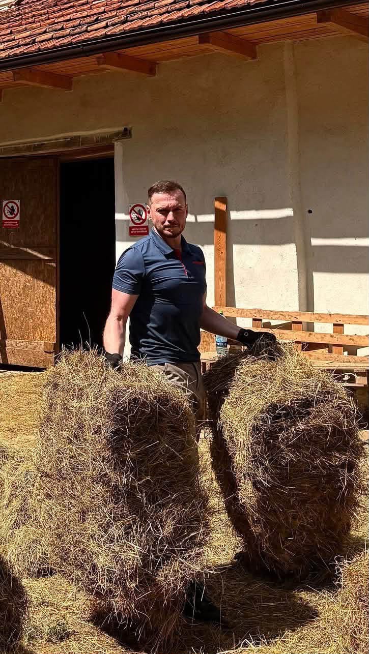 Dobrovoľník pri práci na Sklabinskom hrade