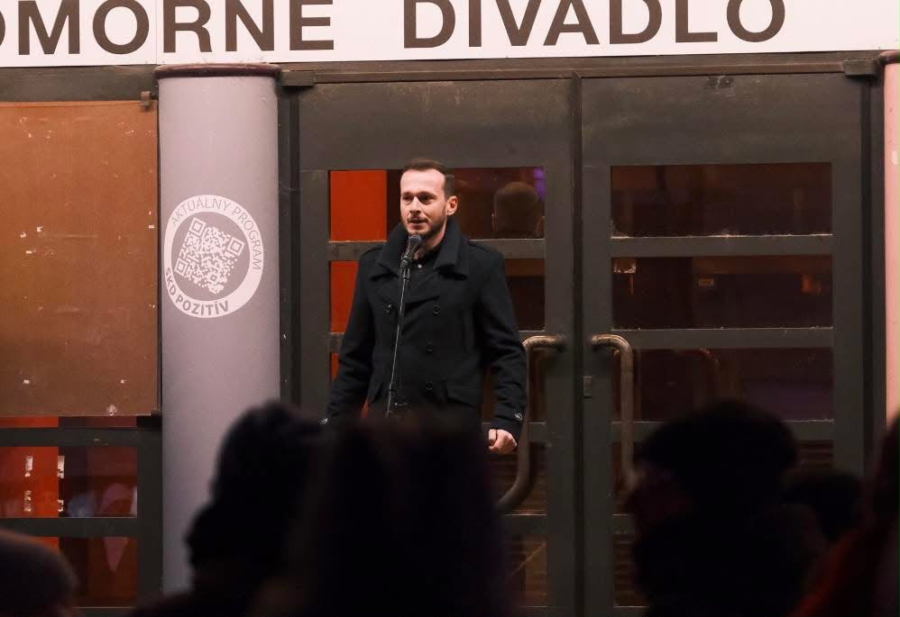 Verejné vystúpenie pred Slovenským komorným divadlom