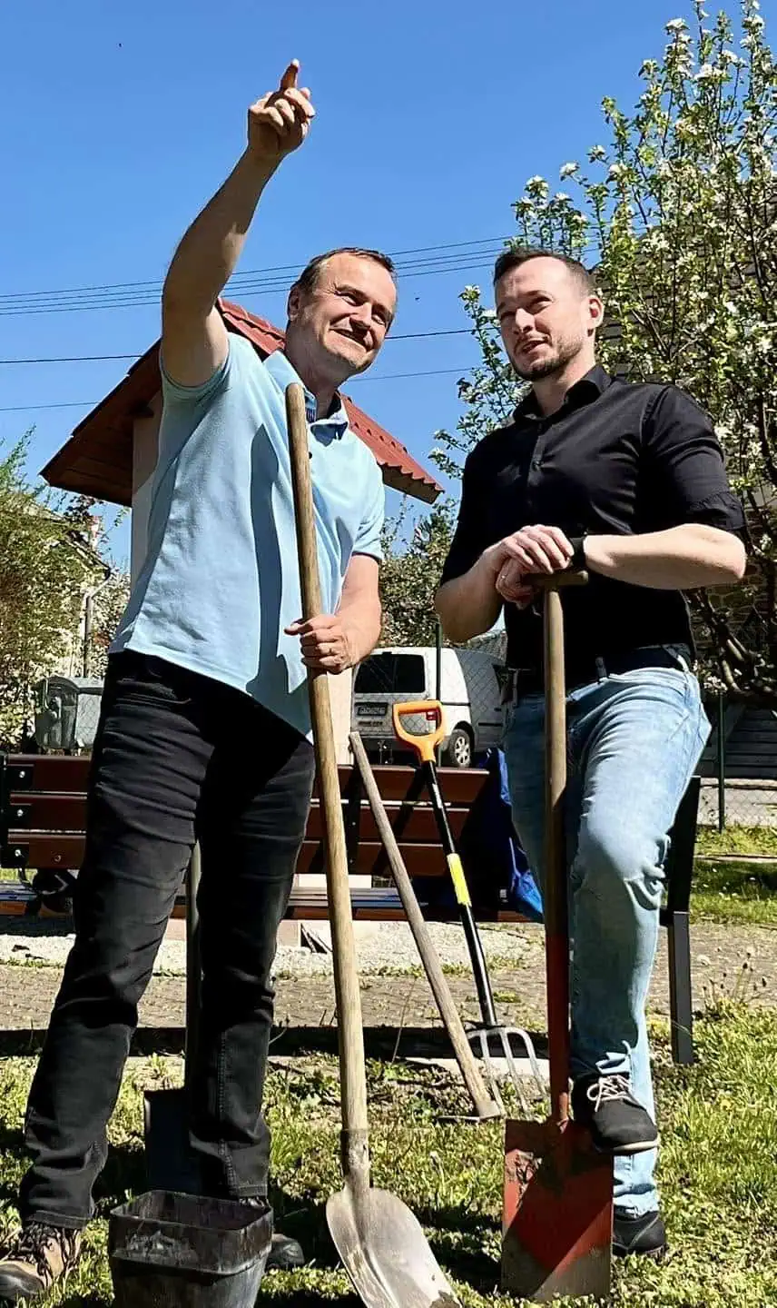 Dobrovoľníci pri výsadbe stromčekov v DSS Senior